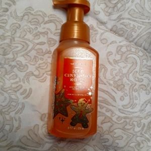 (1) Bath & Body Works Holiday Edition Hand Soap Brand